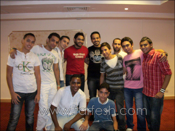 انتقادات لاذعة لتامر حسني بسبب صورته مع معمر القذافي  صورة رقم 5