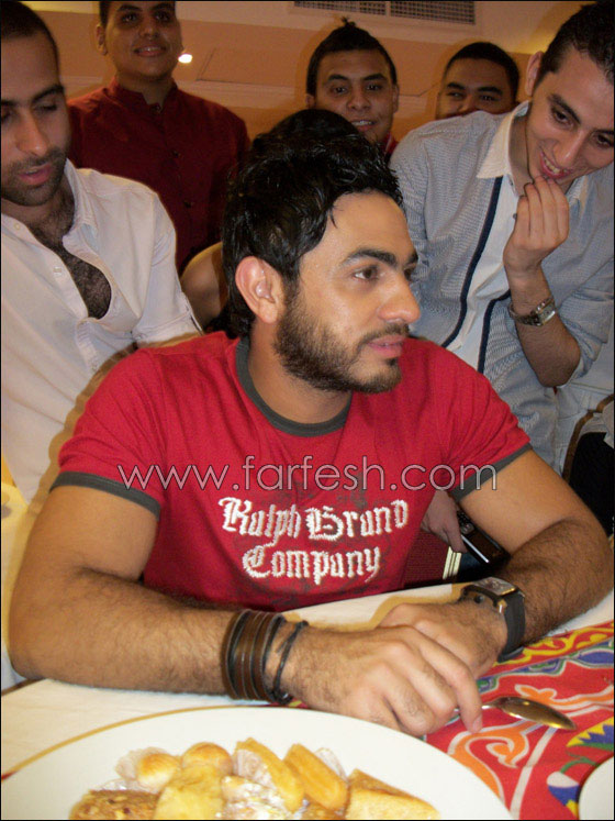 انتقادات لاذعة لتامر حسني بسبب صورته مع معمر القذافي  صورة رقم 10