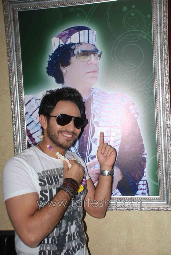 انتقادات لاذعة لتامر حسني بسبب صورته مع معمر القذافي  صورة رقم 9