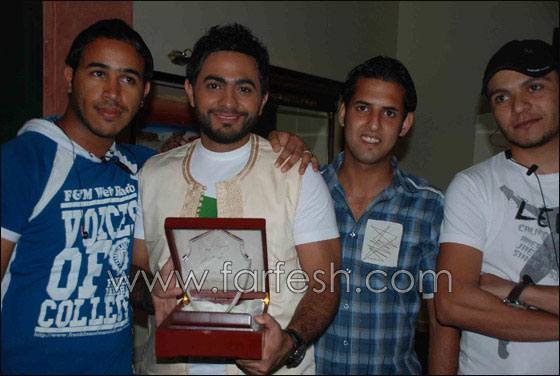 انتقادات لاذعة لتامر حسني بسبب صورته مع معمر القذافي  صورة رقم 4