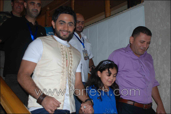 انتقادات لاذعة لتامر حسني بسبب صورته مع معمر القذافي  صورة رقم 13