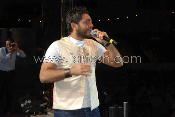 انتقادات لاذعة لتامر حسني بسبب صورته مع معمر القذافي  صورة رقم 14