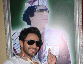 انتقادات لاذعة لتامر حسني بسبب صورته مع معمر القذافي  صورة رقم 1