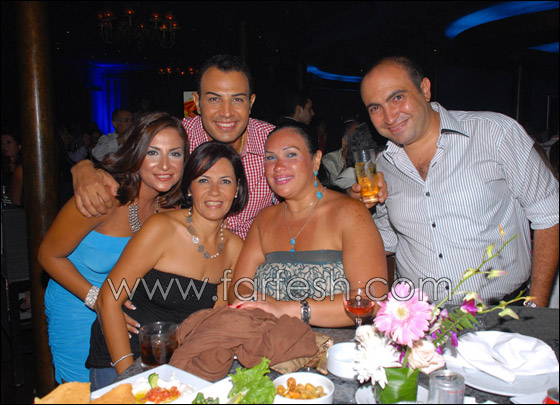 بالصور.. تامر حسني يغني لزوجة منظم حفلاته صورة رقم 7 بالصور.. تامر حسني يغني لزوجة منظم حفلاته صورة رقم 7