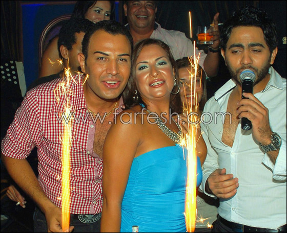 بالصور.. تامر حسني يغني لزوجة منظم حفلاته صورة رقم 12 بالصور.. تامر حسني يغني لزوجة منظم حفلاته صورة رقم 12