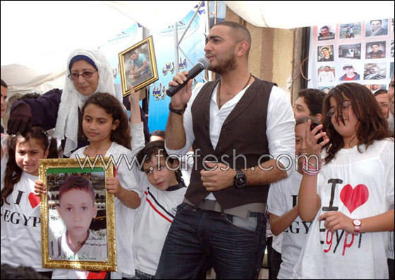 بالصور.. تامر حسني يكرّم أسر الشهداء وسط حالة من الشجن! صورة رقم 2