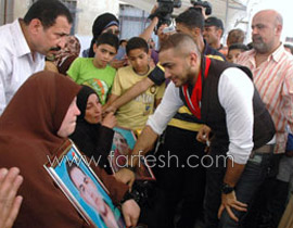 بالصور.. تامر حسني يكرّم أسر الشهداء وسط حالة من الشجن! صورة رقم 1