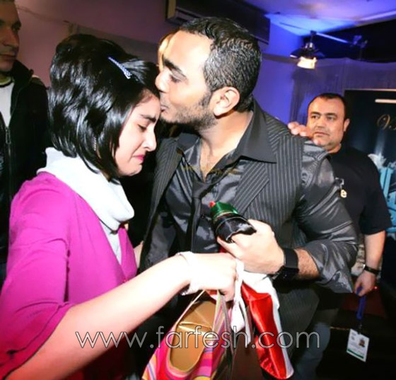 تقبيل تامر حسني لمعجبة على جبينها يثير الجدل بين محبيه وكارهيه صورة رقم 2 تقبيل تامر حسني لمعجبة على جبينها يثير الجدل بين محبيه وكارهيه صورة رقم 2