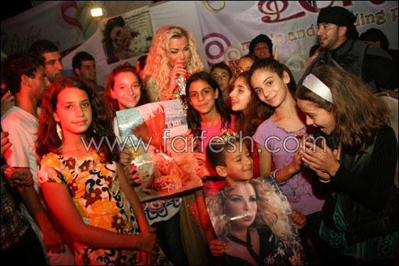 بالصور.. فيفيان عازار تمتع حشدا كبيرا بالبنت اللبنانية!! صورة رقم 5 بالصور.. فيفيان عازار تمتع حشدا كبيرا بالبنت اللبنانية!! صورة رقم 5