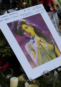 بوفاتها.. إيمي وينهاوس تنضمّ إلى بوفاتها.. إيمي وينهاوس تنضمّ إلى