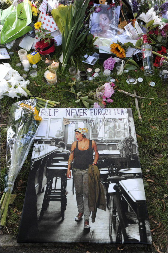 بوفاتها.. إيمي وينهاوس تنضمّ إلى بوفاتها.. إيمي وينهاوس تنضمّ إلى