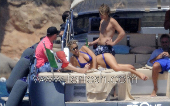 بالصور.. بار رفائيلي وصديقها الجديد في اليخت!!  صورة رقم 8