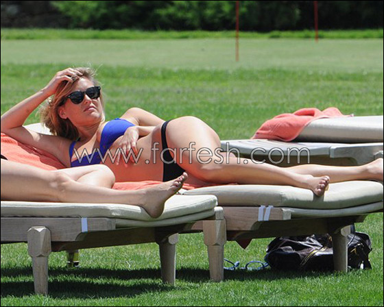 بالصور.. بار رفائيلي وصديقها الجديد في اليخت!!  صورة رقم 10