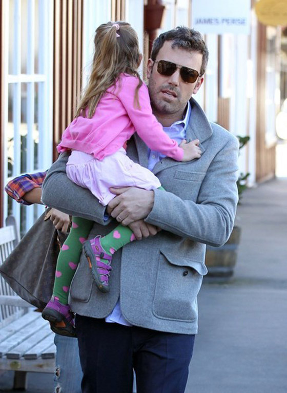 الباباراتزي يزعجون بن أفليك ويثيرون ذعر ابنته صورة رقم 1 الباباراتزي يزعجون بن أفليك ويثيرون ذعر ابنته صورة رقم 1