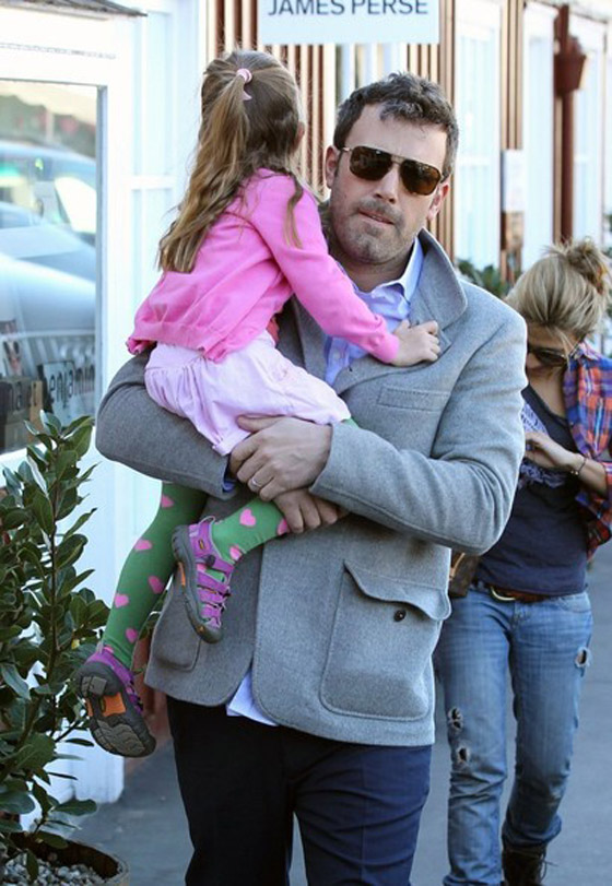 الباباراتزي يزعجون بن أفليك ويثيرون ذعر ابنته صورة رقم 2 الباباراتزي يزعجون بن أفليك ويثيرون ذعر ابنته صورة رقم 2