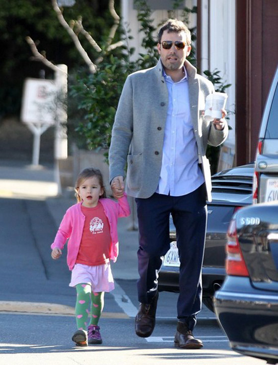 الباباراتزي يزعجون بن أفليك ويثيرون ذعر ابنته صورة رقم 3 الباباراتزي يزعجون بن أفليك ويثيرون ذعر ابنته صورة رقم 3