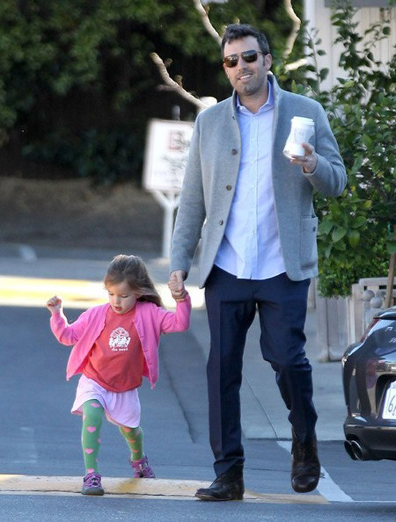 الباباراتزي يزعجون بن أفليك ويثيرون ذعر ابنته صورة رقم 5 الباباراتزي يزعجون بن أفليك ويثيرون ذعر ابنته صورة رقم 5