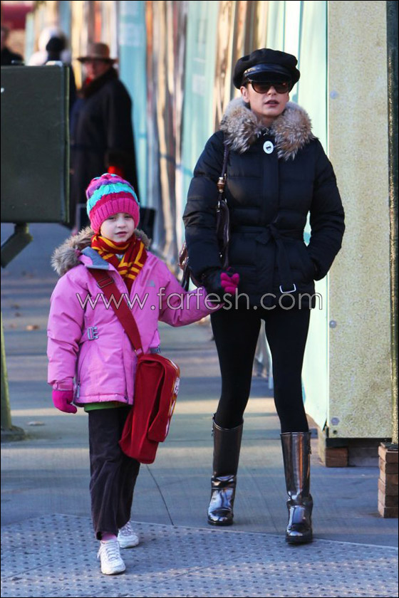 كاثرين جونز لا تملك نقودا لاصطحاب ابنتها للمدرسة! صورة رقم 4 كاثرين جونز لا تملك نقودا لاصطحاب ابنتها للمدرسة! صورة رقم 4