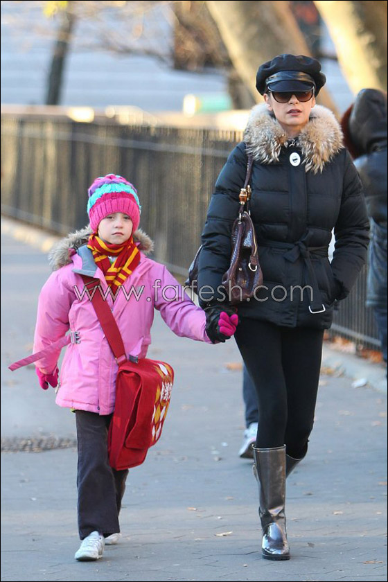 كاثرين جونز لا تملك نقودا لاصطحاب ابنتها للمدرسة! صورة رقم 1 كاثرين جونز لا تملك نقودا لاصطحاب ابنتها للمدرسة! صورة رقم 1