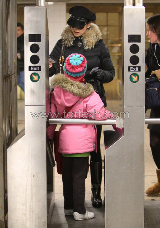 كاثرين جونز لا تملك نقودا لاصطحاب ابنتها للمدرسة! صورة رقم 2 كاثرين جونز لا تملك نقودا لاصطحاب ابنتها للمدرسة! صورة رقم 2