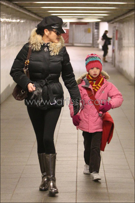 كاثرين جونز لا تملك نقودا لاصطحاب ابنتها للمدرسة! صورة رقم 3 كاثرين جونز لا تملك نقودا لاصطحاب ابنتها للمدرسة! صورة رقم 3