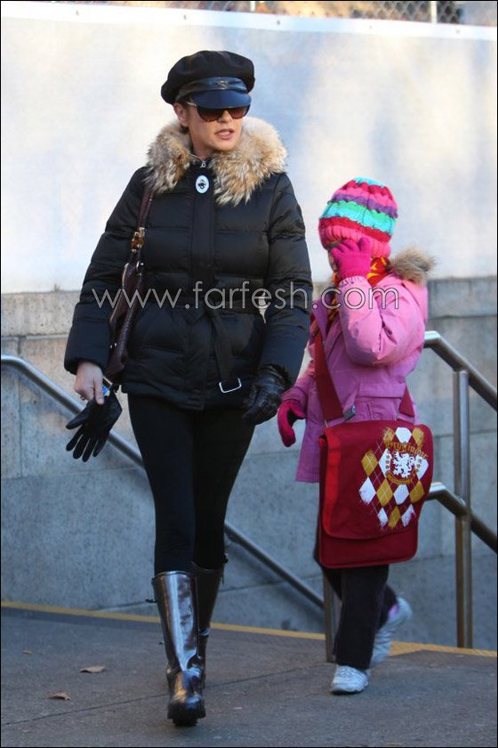 كاثرين جونز لا تملك نقودا لاصطحاب ابنتها للمدرسة! صورة رقم 5 كاثرين جونز لا تملك نقودا لاصطحاب ابنتها للمدرسة! صورة رقم 5