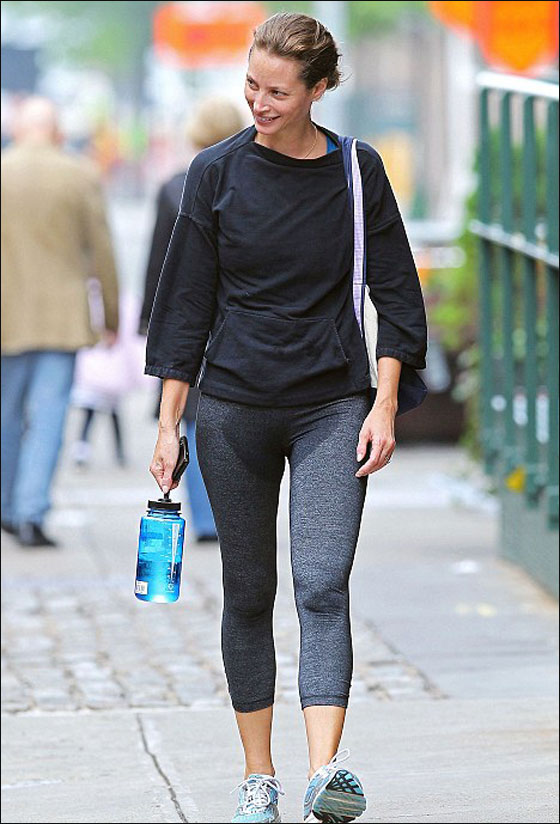 عارضة مشهورة تنهي تمارينها الرياضية بفضيحة مضحكة!!! صورة رقم 2 عارضة مشهورة تنهي تمارينها الرياضية بفضيحة مضحكة!!! صورة رقم 2