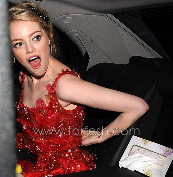 انشقاق فستان ايما ستون من الخلف يعرضها لموقف محرج!!  صورة رقم 2