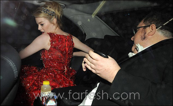 انشقاق فستان ايما ستون من الخلف يعرضها لموقف محرج!!  صورة رقم 1