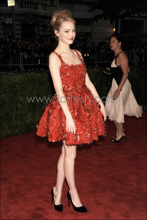 انشقاق فستان ايما ستون من الخلف يعرضها لموقف محرج!!  صورة رقم 9