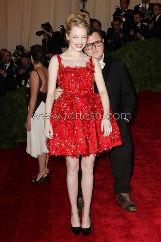 انشقاق فستان ايما ستون من الخلف يعرضها لموقف محرج!!  صورة رقم 5