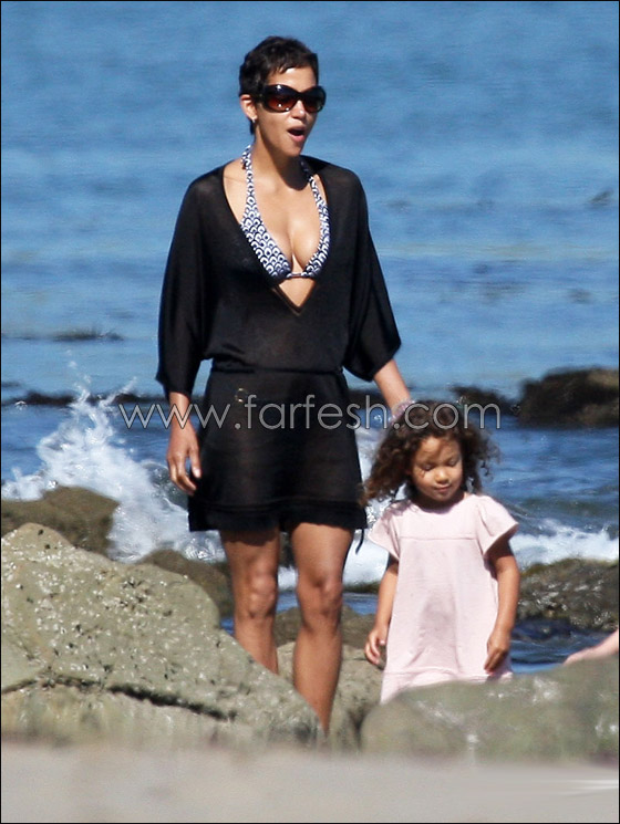 بالصور.. هالي بيري بجسدها المثير على شاطىء كاليفورنيا مع ابنتها  صورة رقم 2