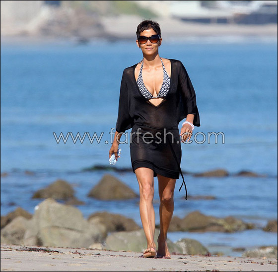 بالصور.. هالي بيري بجسدها المثير على شاطىء كاليفورنيا مع ابنتها  صورة رقم 6