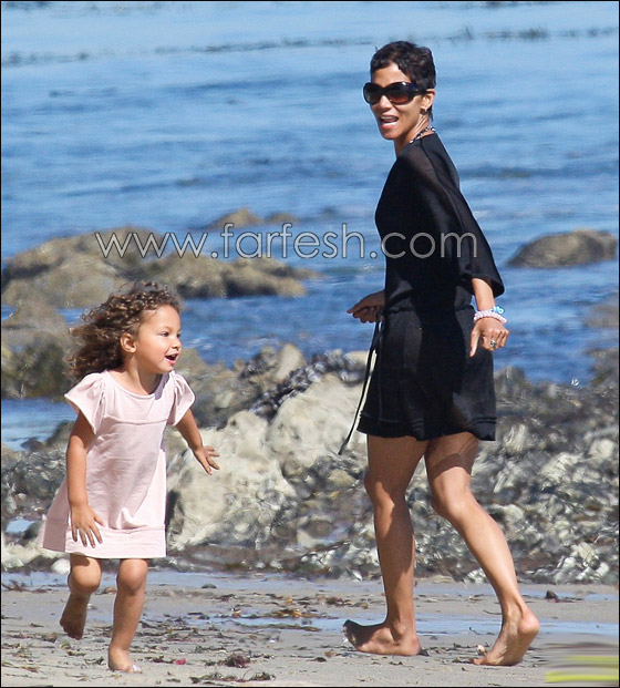 بالصور.. هالي بيري بجسدها المثير على شاطىء كاليفورنيا مع ابنتها  صورة رقم 4