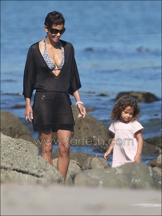 بالصور.. هالي بيري بجسدها المثير على شاطىء كاليفورنيا مع ابنتها  صورة رقم 3