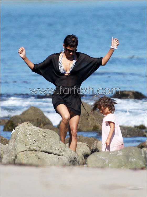 بالصور.. هالي بيري بجسدها المثير على شاطىء كاليفورنيا مع ابنتها  صورة رقم 1