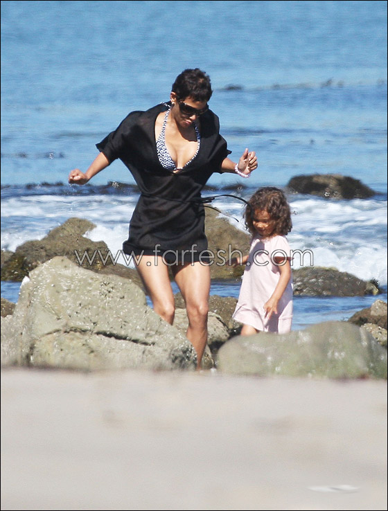 بالصور.. هالي بيري بجسدها المثير على شاطىء كاليفورنيا مع ابنتها  صورة رقم 15