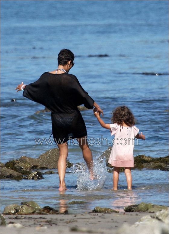 بالصور.. هالي بيري بجسدها المثير على شاطىء كاليفورنيا مع ابنتها  صورة رقم 8