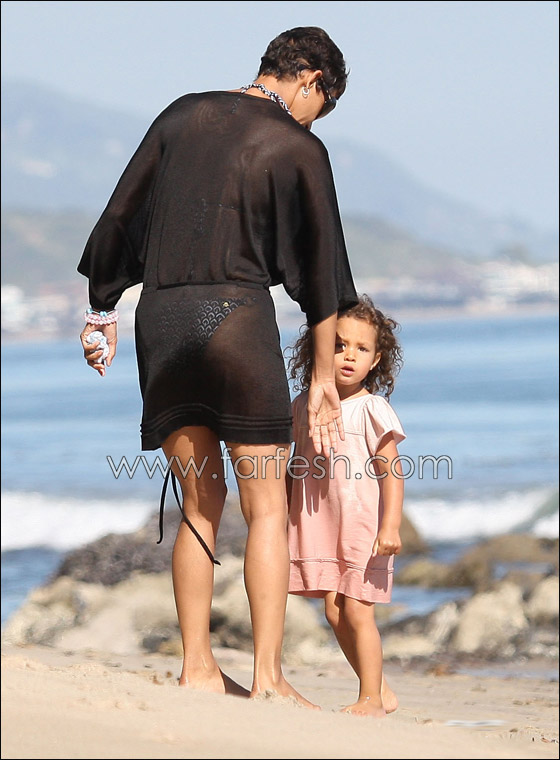 بالصور.. هالي بيري بجسدها المثير على شاطىء كاليفورنيا مع ابنتها  صورة رقم 11