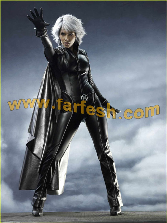 بالصور.. هالي بيري بجسدها المثير على شاطىء كاليفورنيا مع ابنتها  صورة رقم 17