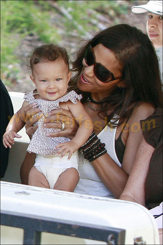 بالصور.. هالي بيري بجسدها المثير على شاطىء كاليفورنيا مع ابنتها  صورة رقم 21