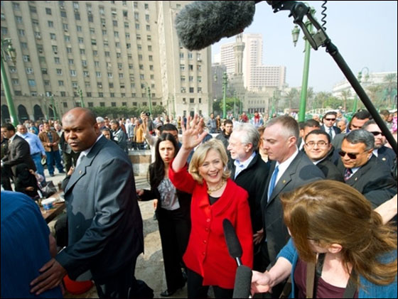 بالصور.. هيلاري كلينتون تجوب في ميدان التحرير بالقاهرة!  صورة رقم 1
