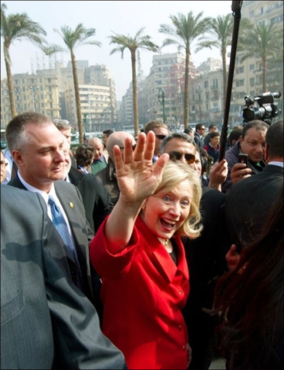 بالصور.. هيلاري كلينتون تجوب في ميدان التحرير بالقاهرة!  صورة رقم 10