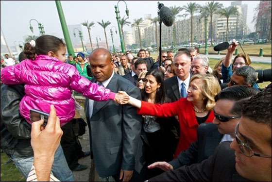 بالصور.. هيلاري كلينتون تجوب في ميدان التحرير بالقاهرة!  صورة رقم 3