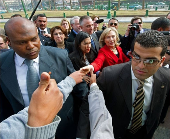 بالصور.. هيلاري كلينتون تجوب في ميدان التحرير بالقاهرة!  صورة رقم 9