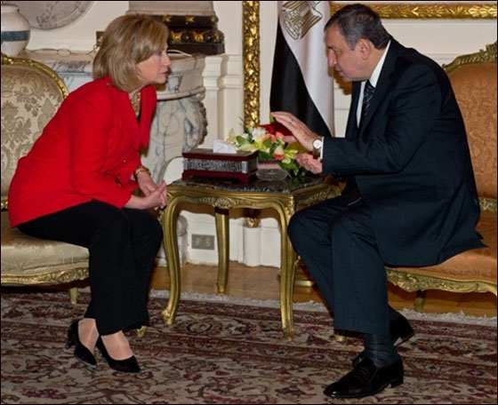 بالصور.. هيلاري كلينتون تجوب في ميدان التحرير بالقاهرة!  صورة رقم 4