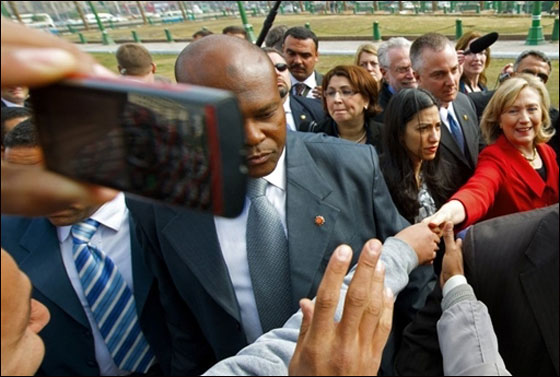 بالصور.. هيلاري كلينتون تجوب في ميدان التحرير بالقاهرة!  صورة رقم 8