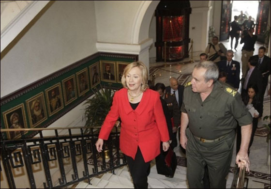 بالصور.. هيلاري كلينتون تجوب في ميدان التحرير بالقاهرة!  صورة رقم 7