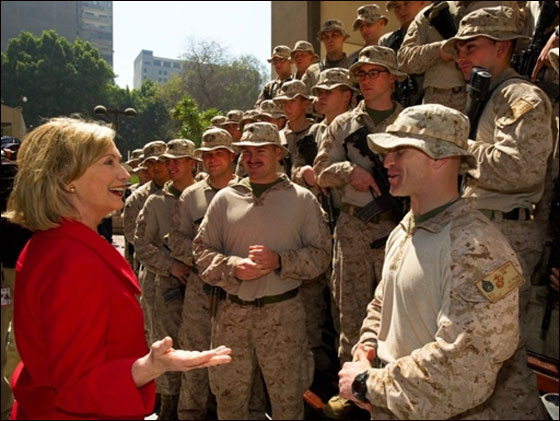 بالصور.. هيلاري كلينتون تجوب في ميدان التحرير بالقاهرة!  صورة رقم 2