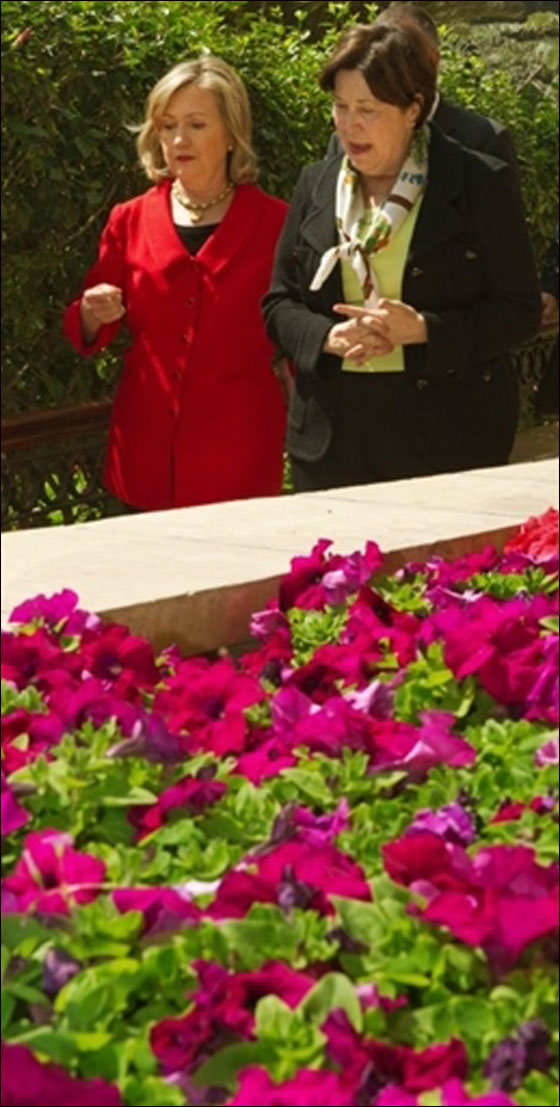 بالصور.. هيلاري كلينتون تجوب في ميدان التحرير بالقاهرة!  صورة رقم 5